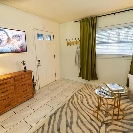 Cozy Studio Near Graceland And Kitchenette With Free Parking